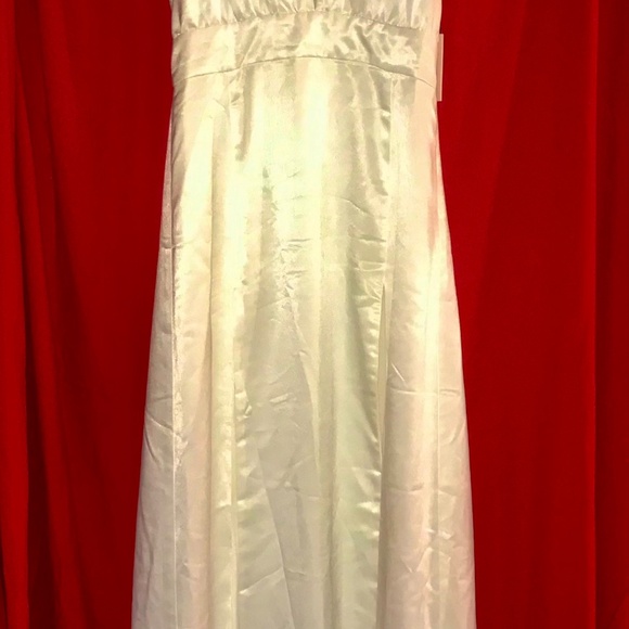 Naomi Gown in Ivory by Lovers + Friends - Picture 5 of 16